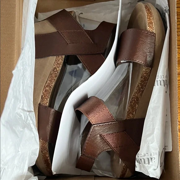 Natural Reflections Women Brown and Bronze wedge sandals Size 8 - Picture 5 of 8